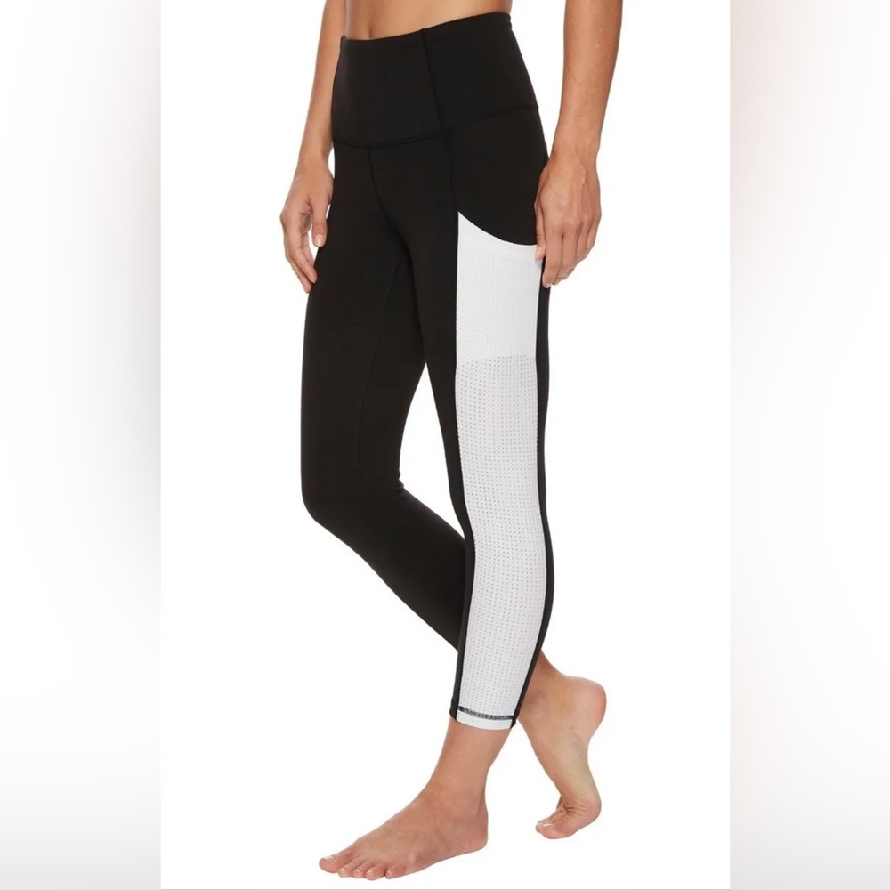 The North Face Motivation High Rise Pocket Flashdry Crop Leggings Pants